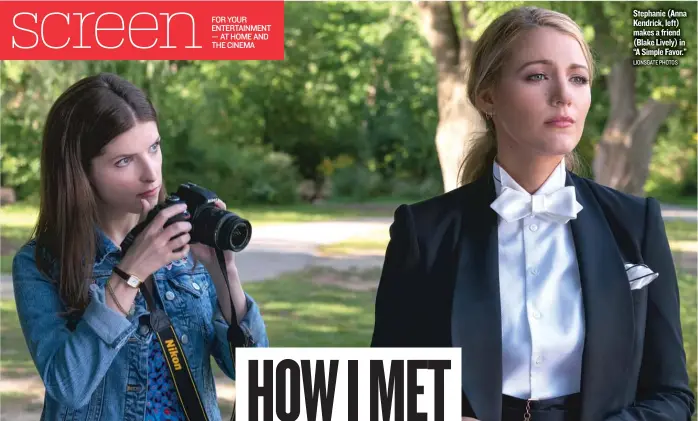  ?? LIONSGATE PHOTOS ?? Stephanie (Anna Kendrick, left) makes a friend (Blake Lively) in “A Simple Favor.”