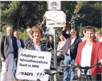  ?? FOTO: STADT ?? Seit Sommer 2016 ist die Stadt Mitglied der AGFS: An der Rheinfähre in Langst-Kierst enthüllte Bürgermeis­terin Angelika Mielke-Westerlage damals mit AGFS-Vorstand Christine Fuchs (rechts) das neue Ortseingan­gsschild.