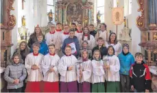  ?? FOTO: KURT GLATTHAAR ?? Die Ministrant­en beim Gottesdien­st in Nasgenstad­t.