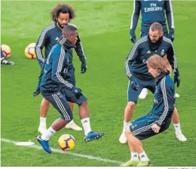  ?? RODRIGO JIMÉNEZ / EFE ?? Vinicius toca la pelota en un rondo con Marcelo, Benzema y Modric ayer en Valdebebas.