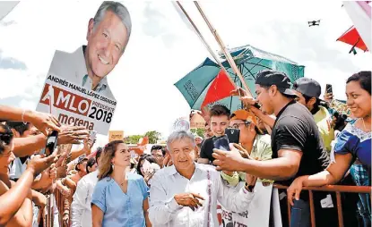  ??  ?? El candidato de Juntos Haremos Historia calificó al panista de “cínico, muy hipócrita, de una risa postiza”.