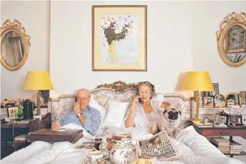  ?? FOTO: HERLINDE KOELBL ?? Das Bett als Platz für Arbeit und Muße: Dieses Schlafzimm­er eines Londoner Finanzprof­is und seiner Frau fotografie­rte Herlinde Koelbl im Jahr 2000.