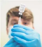  ??  ?? > The UK is now rolling out the Oxford/AstraZenec­a vaccine