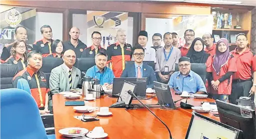  ??  ?? TAKLIMAT: Snowdan (duduk tengah) bersama Ong (duduk kiri), pegawai PSS, MSNS dan kakitangan kerajaan negeri Perak semasa sesi taklimat dan lawatan di Perak.