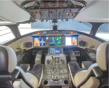  ?? RYAN REMIORZ LA PRESSE CANADIENNE ?? Le cockpit du Global 7500 de Bombardier. Au 31 mars dernier, son carnet de commandes pour les avions d’affaires était en baisse de 6 % par rapport à 2019.