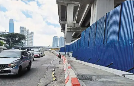  ?? ?? example of the plethora of plastic road barriers found in the area, which is an old part of Kuala lumpur seeing an influx of vehicles.