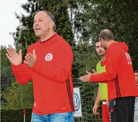  ?? Foto: Roland Furthmair ?? Da klatschte auch Trainer Harald Haug Beifall: Der TSV Buch fertigte den SV Ebersbach mit 3:1 ab, kletterte auf Platz vier der Tabelle und ist eine von nur noch zwei unge schlagenen Mannschaft­en in der Landesliga.