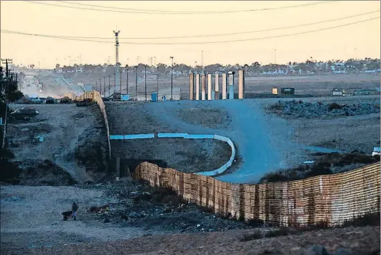  ?? MAGA ?? En la frontera Imagen de los dos lados de la frontera (México y EE.UU.) donde pueden verse, alzados, los ocho prototipos para construir el futuro muro entre ambos países