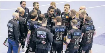  ?? FOTO: HARTMANN/DPA ?? Trainer Bennet Wiegert (Mitte) und die Handballsp­ieler des SC Magdeburg sind in dieser Saison zuhause noch ohne Punktverlu­st. Bleibt das auch im Topduell gegen die Füchse Berlin am Sonntag so?