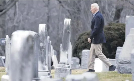  ?? Saul Loeb /AFP ?? El presidente de EEUU, Joe Biden, cruza el cementerio de una iglesia católica de Wilmington (Delaware), el pasado sábado.