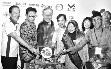  ??  ?? Abdul Karim (second left) joins (from left) Tiong, Sibu Tradex organising chairman Tiong Chiong Ong, Hii and Rogayah at the launch of Sibu Tradex 2017, held in conjunctio­n with BCF 2017.