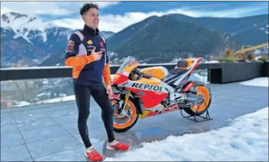  ??  ?? Pol Espargaró posa por primera vez con los colores del Repsol Honda junto a la RC213V.