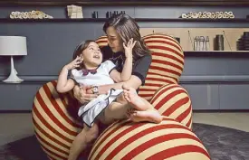  ??  ?? A mother’s love: Dr. Vicki Belo and Scarlet Snow in the Mama Chair