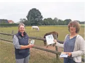  ?? FOTO: NABU ?? Sonja Hendricks (l.) erhielt von Susanne Klosterman­n von der Naturschut­zstation Niederrhei­n die Auszeichnu­ng.