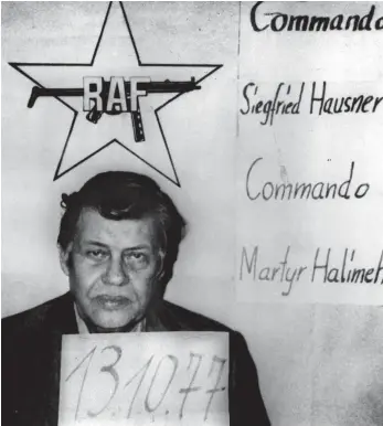  ?? FOTO: DPA ?? Der Roman „44 Tage“führt mitten hinein in den Deutschen Herbst, als der damalige Arbeitgebe­rpräsident Hanns Martin Schleyer am 5. September 1977 von Terroriste­n der Roten Armee Fraktion (RAF) entführt wurde.