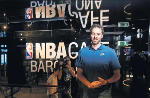  ??  ?? EN CASA. Pau Gasol, ayer en el NBA Café de Barcelona, donde atendió a los medios y presentó la 13ª edición de su campus, la Academia.