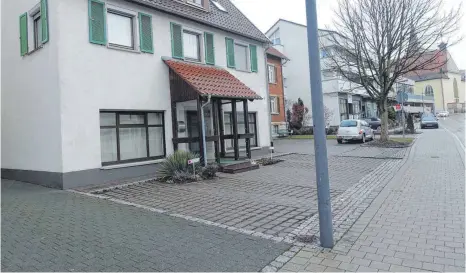  ?? FOTO: VOLCKART ?? Hier, auf diesem Parkplatz in der Abtsgmünde­r Straße, hatte sich die unfassbare Tat am Mittwochab­end zugetragen.