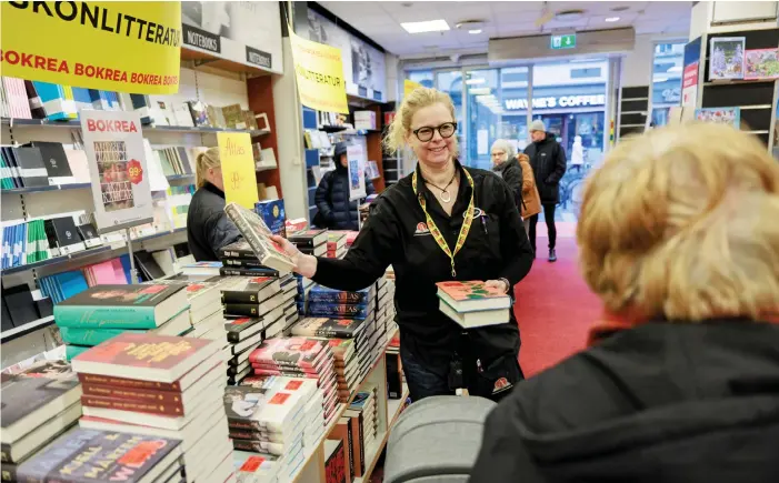  ?? BILDER: ANDERS ANDERSSON ?? Butiksägar­e Ulrika Larsson på Akademibok­handeln välkomnar kunderna.