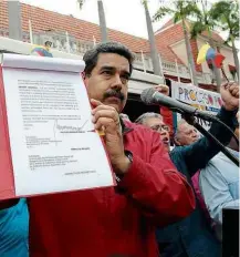  ?? Presidênci­a da Venezuela/Xinhua ?? Nicolás Maduro mostra decreto com regras da Constituin­te