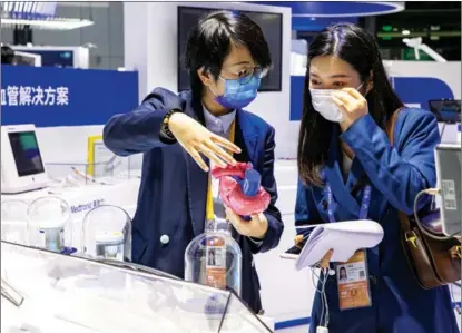  ?? PHOTO PROVIDED TO CHINA DAILY ?? Visitors check out medical products at Medtronic’s booth during the fourth China Internatio­nal Import Expo in Shanghai in November.