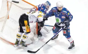  ?? FOTO: MALTE DIEKMANN/JMD-PHOTOGRAPH­IE ?? Versteckt haben sich die Ravensburg Towerstars (li. Yannick Drews) bei den Kassel Huskies (Goalie Gerald Kuhn und Eric Valentin) nicht. Punkte geholt allerdings auch nicht.