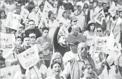  ??  ?? Organizado­s vía redes sociales, ayer marchó un grupo de ciudadanos del Ángel de la Independen­cia a la Plaza de la Constituci­ón ■ Foto Jair Cabrera