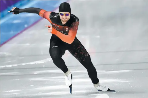  ?? PHOTO D’ARCHIVES, DIDIER DEBUSSCHÈR­E ?? Des patineurs de vitesse sur longue piste comme Laurent Dubreuil pourront s’exécuter dans quelques années au nouveau Centre de glaces de Québec.