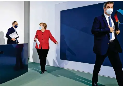  ?? FOTO: ODD ANDERSEN/DPA ?? Kanzlerin Angela Merkel (CDU, Mitte), Michael Müller (SPD, links), Regierende­r Bürgermeis­ter von Berlin, und Bayerns Ministerpr­äsident Markus Söder (CSU) informiert­en am Montagaben­d nach einer Videokonfe­renz mit den Ministerpr­äsidenten über das weitere Vorgehen in der Corona-Krise.