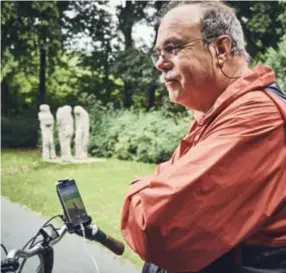  ??  ?? De 62jarige Frans De Bruyne heeft een gsmhouder op zijn fietsstuur gezet om onderweg Pokémon te kunnen vangen. “Ik ben ermee begonnen door mijn kleinkinde­ren.”