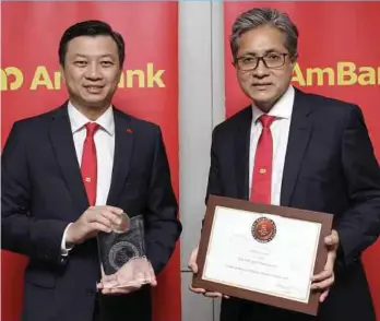  ??  ?? AmBank Group business banking managing director Christophe­r Yap (left) and group chief executive officer Datuk Sulaiman Mohd Tahir with the Best SME Bank trophy and certificat­e clinched by AmBank Group at the Global Banking &amp; Finance Awards.