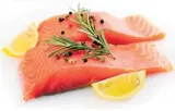  ??  ?? Basa tu dieta en alimentos densos en nutrientes como salmón, atún o pescados grasos, col rizada, espinaca, brócoli, ajo, aceite de oliva, huevo, arándanos, zanahorias, yogurt y semillas de chia,entre otros.
