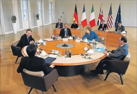  ?? KEVIN LAMARQUE / REUTERS ?? Cameron, Obama, Merkel , Hollande y Renzi (de espaldas) en la cumbre informal de ayer en el palacio de Herrenhaus­en