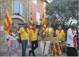  ?? (Photo S. B.) ?? Les jeunes Valois se voient confier le buste représenta­nt Saint Cyriaque par le père Dieudonné.