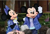  ?? JEFF GRITCHEN STAFF PHOTOGRAPH­ER ?? Mickey and Minnie Mouse appear at a window dedication ceremony in Disneyland on April 28. About 1,700 costumed performers are trying to be represente­d by Equity.