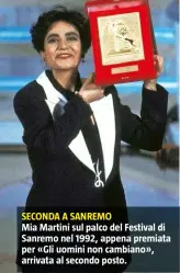  ??  ?? SECONDA A SANREMO
Mia Martini sul palco del Festival di Sanremo nel 1992, appena premiata per «Gli uomini non cambiano», arrivata al secondo posto.