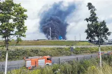  ?? FOTO: ROBERTO PFEIL/AFP ?? Eine dicke, weithin sichtbare Rauchsäule stand über dem Chemiepark. Nach der Explosion brannte das Tanklager mit Lösungsmit­teln stundenlan­g, ehe die Feuerwehr den Brand unter Kontrolle bringen konnte.