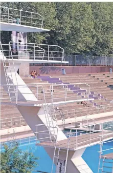  ?? FOTO: VOLKER MARSCHALL ?? Sehen und gesehen werden, so hieß es im Freibad bis Ende der 90er Jahre. Vom Sprungturm ging es bis zu zehn Meter in die Tiefe.