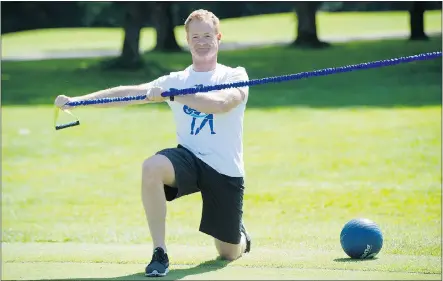  ?? MARK VAN MANEN/PNG FILES ?? Pro golf trainer Colin Westerman shows off some golf warm-up drills.