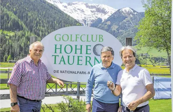  ?? BILD: SN/NETZWERK WINTER ?? Bartl Gensbichle­r (Präsident Salzburger Landesskiv­erband), Peter Enzinger (Präsident Österreich­ischer Golfverban­d und Golfclub Nationalpa­rk Hohe Tauern) und Franz Schenner (Netzwerk Winter).