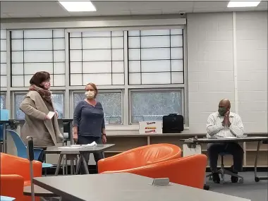  ?? JORDANA JOY — THE MORNING JOURNAL ?? Durling Middle School math teacher Denise Lesh, center, was presented the Educator of the Year award at Clearview Local Schools May 11 board meeting. Also shown are Principal Laura Manning, left, and Superinten­dent Jerome Davis.