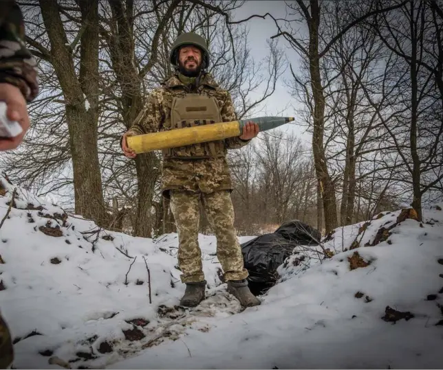  ?? ?? 45-årige Tahrir dukker op fra et underjordi­sk skjul med en 85 mm granat i favnen. Han blev mobilisere­t for knap et år siden. Foto: Thea Pedersen