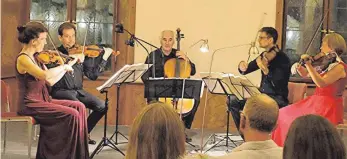  ?? FOTO: PETRA RAPP-NEUMANN ?? Das Bartholdy-Quintett hat beim letzten Schlosskon­zert der Saison das Publikum im ausverkauf­ten Thronsaal zu Bravorufen hingerisse­n.