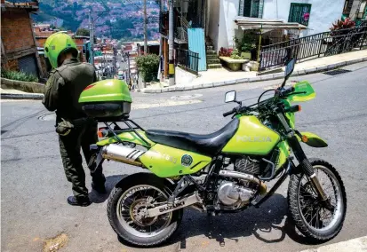  ?? FOTO ESTEBAN VANEGAS ?? En la parte alta del oriente de Medellín la Policía ha intensific­ado los operativos para evitar acciones el clan del Golfo y otras bandas enfrentada­s en la comuna 8 de la ciudad.