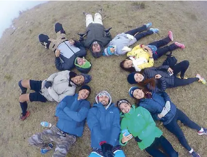  ??  ?? Another photo of the team on Mt. Pulag and (below) Derek
acknowledg­ing cheers for his secondplac­e
win at the Toyota
race