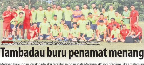  ?? — Gambar ihsan Media SAFA ?? MISI TERAKHIR: Anggota skuad Tambadau Sabah merakamkan gambar bersama sebelum latihan terakhir musim ini di mana mereka akan melengkapk­an jadual menentang Perak untuk saingan Kumpulan C Piala Malaysia di Stadium Likas malam ini.