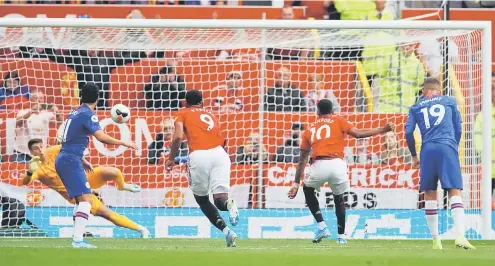  ?? — Gambar AFP ?? GEGAR JARING: Rashford (dua kanan) menjaringk­an gol pertamanya menerusi tendangan penalti pada aksi liga menentang Chelsea di Old Trafford, Manchseter
Ahad lepas.