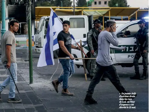  ??  ?? De jeunes Juifs d’extrême droite dans les rues de Lod, où l’état d’urgence a été décrété le 12 mai.