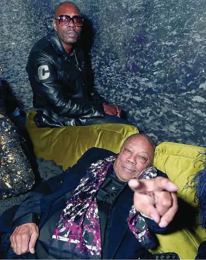  ?? EFE ?? El veterano productor Quincy Jones, sentado y acompañado de Dave Chapelle, lo cuenta todo en sus memorias