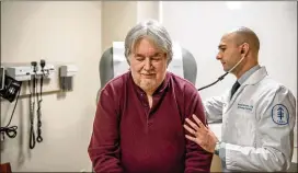  ?? GEORGE ETHEREDGE / THE NEW YORK TIMES 2017 ?? Bruce Fenstermac­her meets with Dr. Wassim Abida at the Memorial Sloan Kettering Cancer Center in New York. A new study finds patients with the most common type of lung cancer have better survival rates when given an immunother­apy drug along with their...