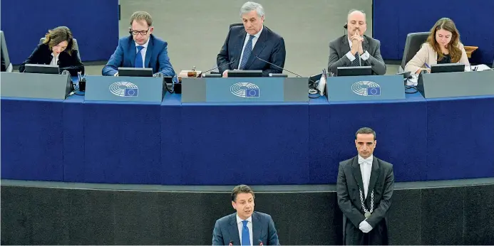  ??  ?? Sessione plenaria Il presidente del Consiglio Giuseppe Conte durante il suo intervento a Strasburgo sul futuro dell’europa. Dietro di lui, al centro, il presidente del Parlamento europeo, Antonio Tajani